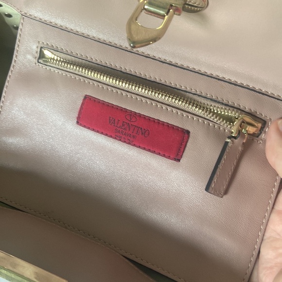 🇮🇹VALENTINO GARAVANI VITELLO ROCKSTUD Bag/Tote in ROSE WATER with COA & insert - Picture 9 of 16